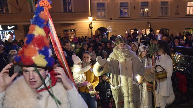 Tudi spremstvo dedka Mraza v organizaciji Mini teatra sloni na slovenskih etnomotivih. Foto Žiga Živulović Jr./Bobo