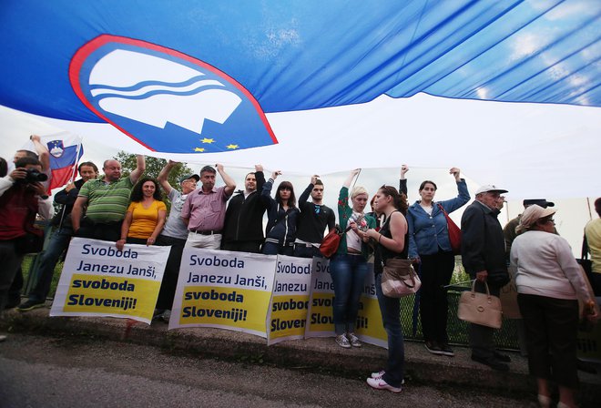 Protesti pred volitvami leta 2014, ko je moral Janez Janša na prestajanje zaporne kazni. FOTO: Leon Vidic