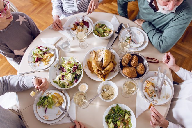 V sodobnem času je skoraj vsak drugi dan priložnost za praznično hrano. FOTO: Shutterstock