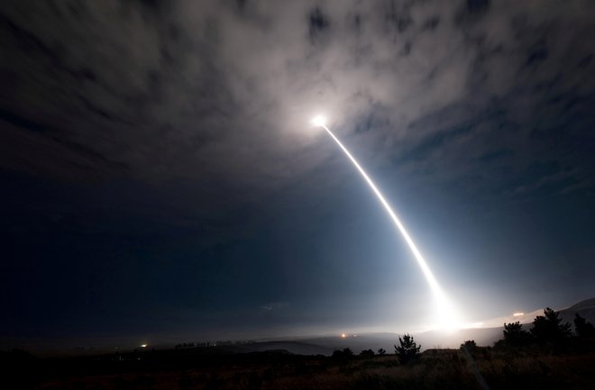 Balistični izstrelek Minuteman III med testom v Kaliforniji z avgusta 2017.&nbsp;FOTO: Us Air Force Reuters