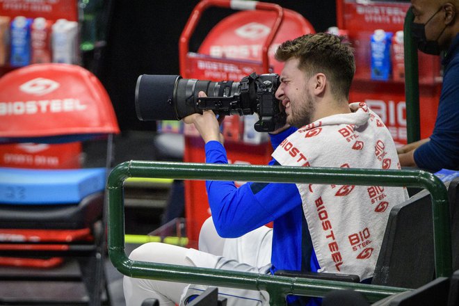 Luka Dončić si je dal duška in se v trenutkih, ko so se soigralci znojili na igiršču, preizkusil tudi v vlogi fotografa. FOTO: Jerome Miron/USA TODAY Sports