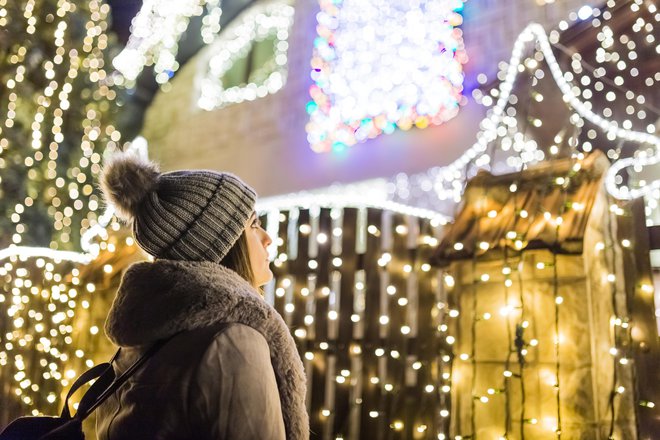 Morda se bomo ravno ob letošnjih praznikih zavedeli pravega pomena božiča in novoletnih praznikov, ki je v ustvarjanju bližine in povezanosti. FOTO: Shutterstock