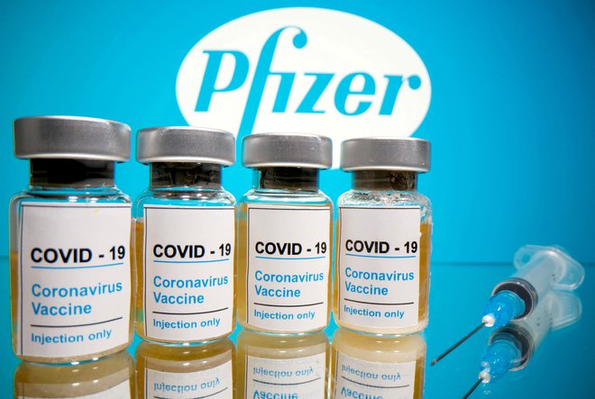 Odmerek cepiva, ki sta ga razvila ameriški Pfizer in nemški Biontech, naj bi evropske davkoplačevalce stal 12 evrov.&nbsp; FOTO: Dado Ruvic/Reuters