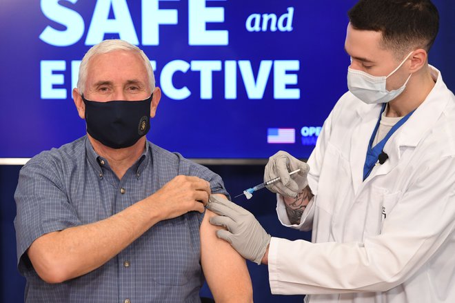 &raquo;Nič nisem čutil, dobro opravljeno, to je medicinski čudež!&laquo; je svoje televizijsko cepljenje komentiral Mike Pence. Foto Saul Loeb/AFP