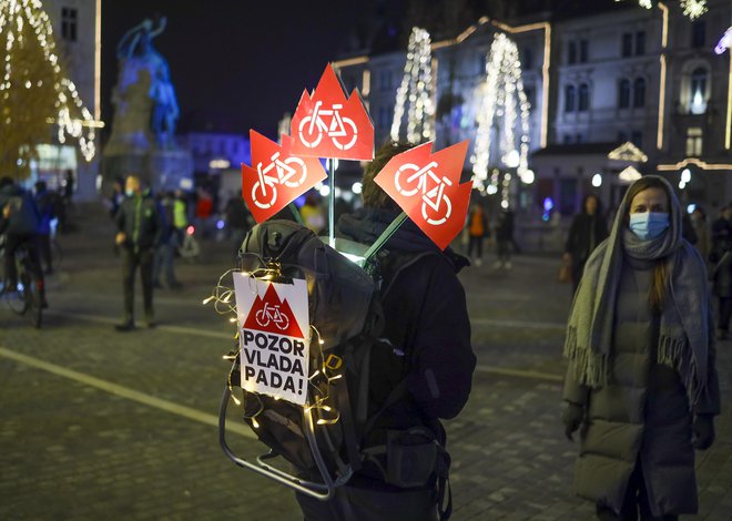 Protestniški nahrbtnik v centru Ljubljane. FOTO: Jože Suhadolnik/Delo