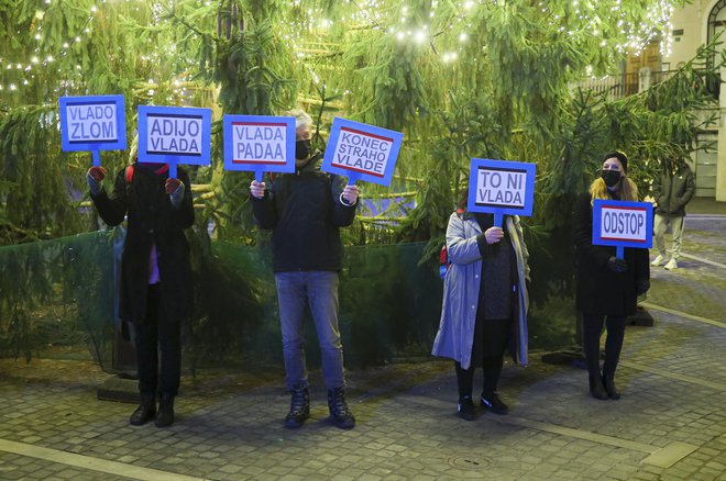 Protestniki pod novoletno jelko. FOTO: Jože Suhadolnik/Delo