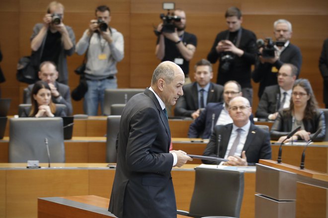 Za ukinitev volilnih okrajev in uvedbo prednostnega glasu v državnem zboru je že v drugo zmanjkalo poslanskih glasov, med večjimi nasprotniki tega predloga je sicer prav premier Janez Janša. FOTO: Jure Eržen/Delo