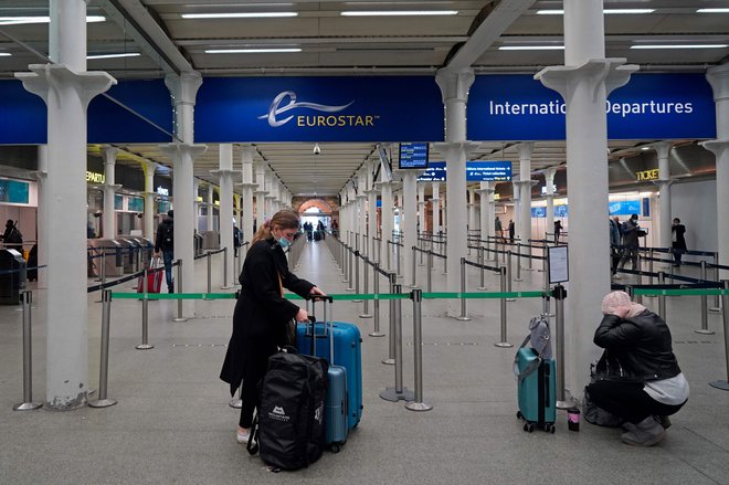 Mednarodni terminal londonske železniške postaje St. Pancras, od koder je mogoče s hitrim vlakom odpotovati na evropsko celino, utegne za praznike samevati. Foto: Niklas Halle&#39;n/Afp