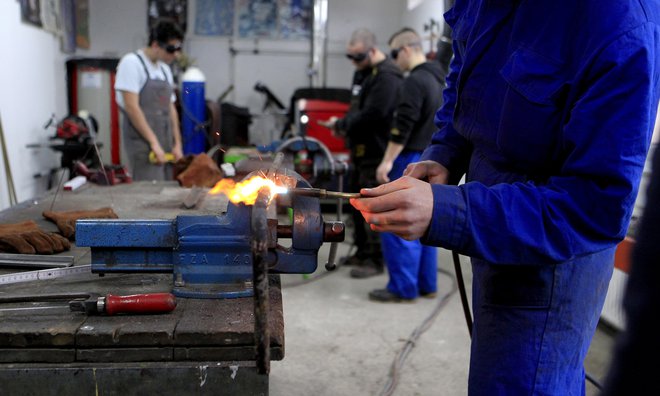 Podjetja želijo v novih šolskih okoliščinah vzpostaviti platformo, s katero bodo mladim na tehniških srednjih šolah omogočili seznanjanje s poklicnimi priložnostmi. FOTO: Roman Šipić/Delo