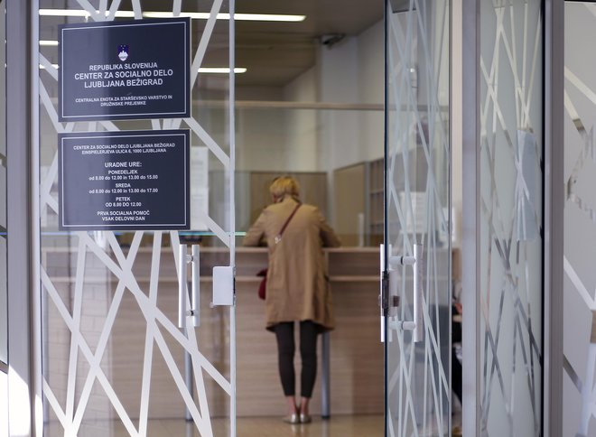 Centri za socialno delo bodo v prihodnjih letih potrebovali kar 300 novih sodelavcev. To bi lahko bili tudi organizatorji socialne mreže. FOTO: Matej Družnik/Delo