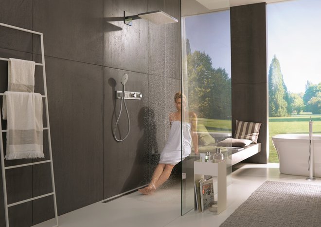 Hansgrohe ponuja izdelke, ki bodo pripomogli k luksuznemu videzu vaše kopalnice. FOTO: hansgroheRainmaker nadglavna prha / RainSelect termostat