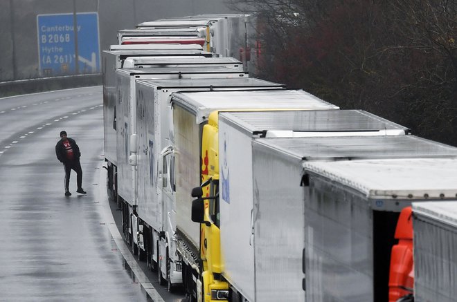Kolona tovornjakov na avtocesti M20, ki vodi proti britanskemu pristanišču Dover. Foto: Toby Melville/Reuters