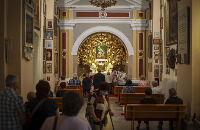 Slovenska škofovska konferenca je finančnemu ministrstvu predlagala še ureditev možnosti prejema donacij od dohodnine tudi za sestavne dele cerkva. Foto Jože Suhadolnik