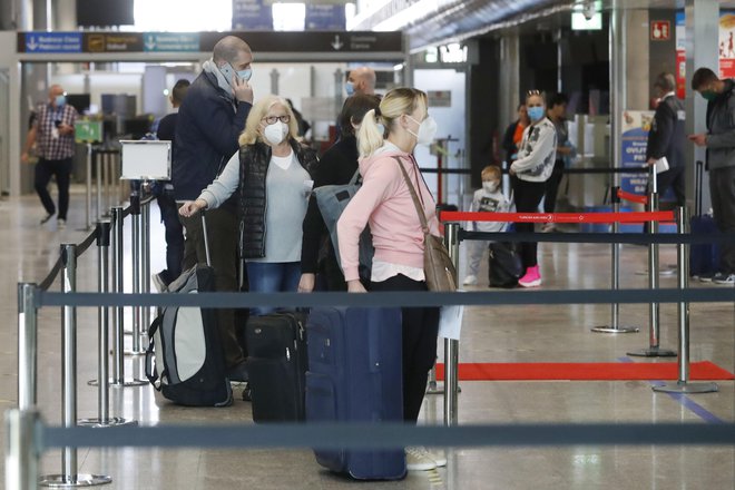 Prek ljubljanskega letališča je v prvih enajstih mesecih leta potovalo 282.813 potnikov, kar je 83 odstotkov manj kot v istem obdobju lani. FOTO: Leon Vidic/Delo<br />
&nbsp;