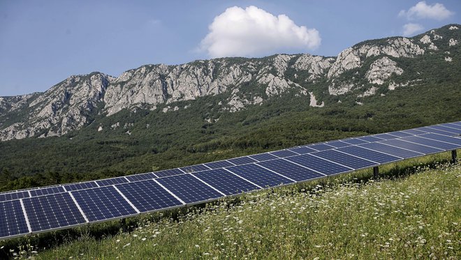 Zanima me, katera država oziroma države so tiste, ki imajo presežek sončne energije in so jo pripravljene prodajati nam? Foto Blaž Samec/Delo