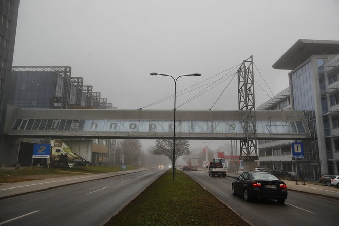 Most, ki povezuje Tehnopolis z Ritsem, ni imel ne gradbenega ne uporabnega dovoljenja še takrat, ko je Tehnopolis že šel v stečaj. FOTO: Leon Vidic/Delo