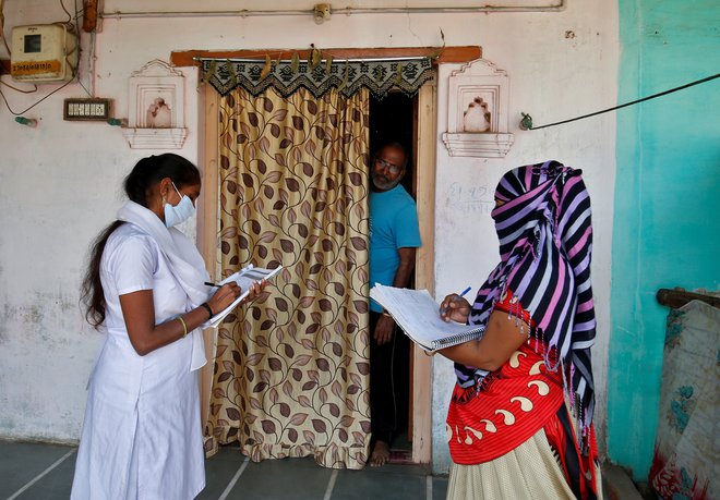 Do začetka avgusta naj bi cepivo proti covidu-19 prejelo 300 milijonov Indijcev. FOTO: Amit Dave/Reuters