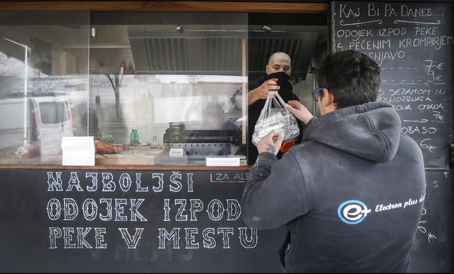 Oso Bijedič ima mobilno kuhinjo kar v tovornjaku in včeraj do poldneva je že razprodal pečenega odojka, ki velja za krono njegove ponudbe. FOTO: Matej Družnik/Delo