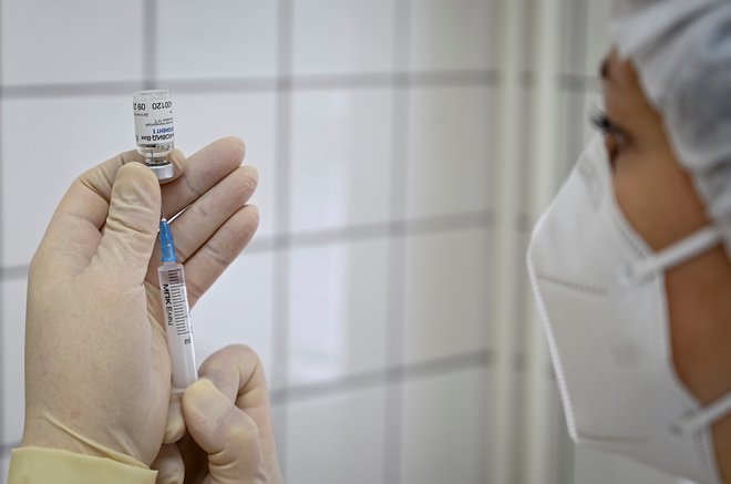 Rusko cepivo sputnik V je bilo prvo ravito cepivo proti koronavirusu. FOTO: Sergey Pivovarov/Reuters