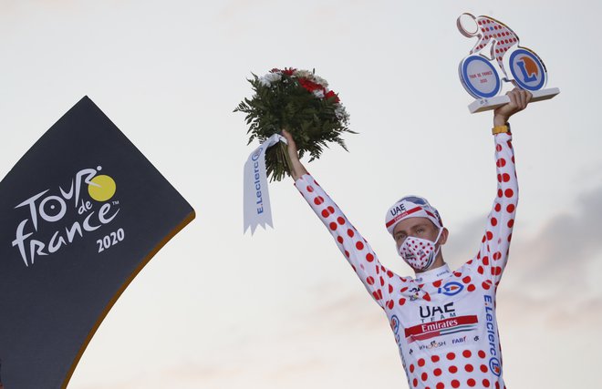 Tadej Pogačar je podaril pikčasto majico. FOTO: Stephane Mahe/ Reuters