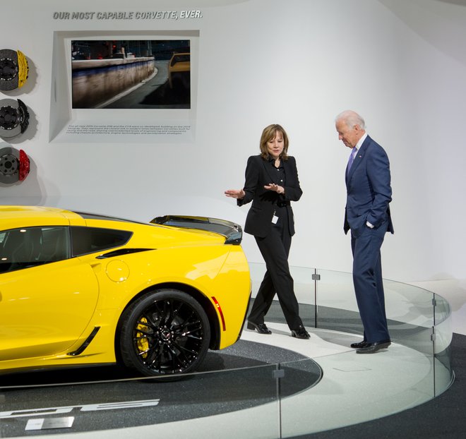 Joe Biden&nbsp;in direktorica General Motorsa Mary Barra, edina ženska na tako visokem položaju v avtomobilski industriji, na fotografiji izpred nekaj let. Foto Steve Fecht/Chevrolet