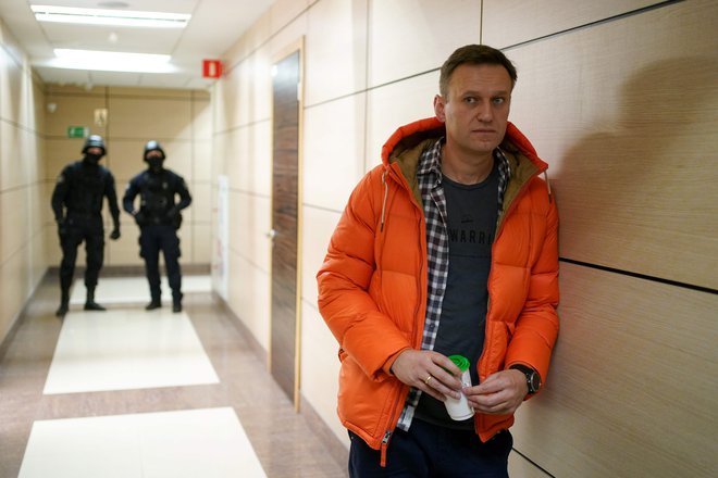 Aleksej Navalni je najvidnejši ruski opozicijski voditelj, njegov rejting vztrajno raste, medtem ko rejtingi Putina in njegovih najožjih sodelavcev že lep čas grdo padajo. FOTO: Dimitar Dilkoff/AFP