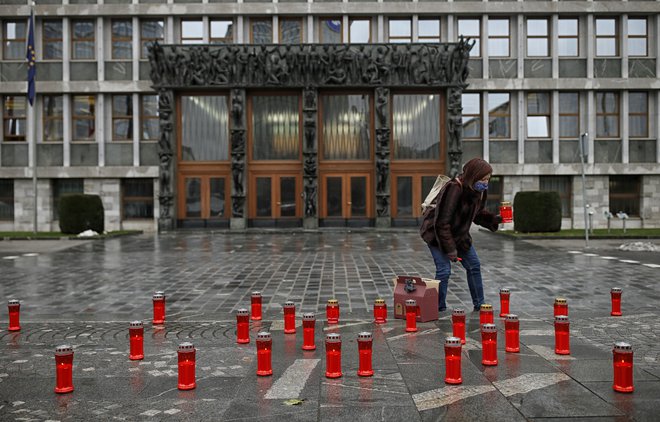 Nadaljnje delovanje tretje Janše vlade bo oteževal njen slab javnomnenjski položaj, ne le opozicijska prizadevanja za njeno rušenje. FOTO: Blaž Samec/Delo