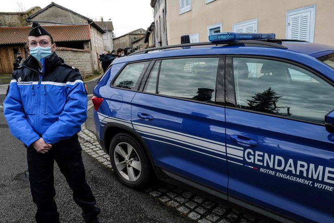 Na francoskem notranjem ministrstvu so potrdili, da so se žandarji odzvali na prijavo nasilja nad žensko. Tisti, ki so izgubili življenje, so bili stari&nbsp;21, 37 in 45 let. FOTO: Olivier Chassignole/AFP