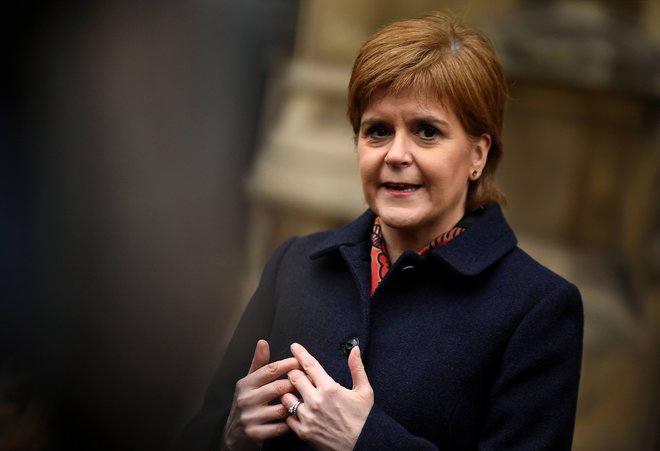 Nicola Sturgeon se kesa za storjeno napako. FOTO: Clodagh Kilcoyne/Reuters