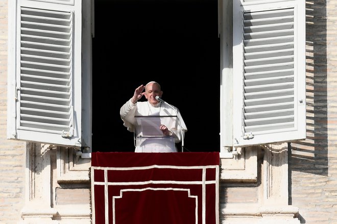 Papeževe redne tedenske molitve bodo med prazniki potekale za štirimi stenami. Foto Filippo Monteforte/AFP