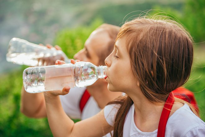 Plastična prehranska embalaža je uvrščena med materiale za stik z živili, ki so glavni vir izpostavljenosti kemikalijam. Pri proizvodnji teh materialov uporabljajo 12.000 kemikalij. FOTO: Thinkstock Getty Images/istockphoto