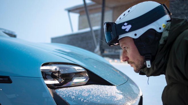 Tako kot z gorami je Aksel Lund Svindal spletel posebno vez tudi z modelom Porsche Taycan. Foto Rossen Gargolov