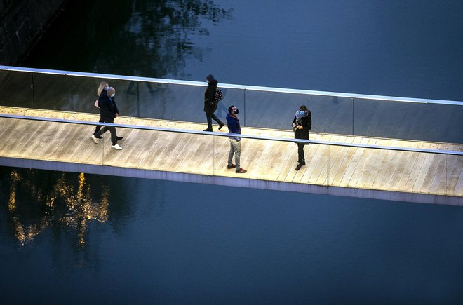 S trebuhom za kruhom v manjši meri odhajajo manualni delavci; izseljevanje je postalo usoda mladih izobražencev. FOTO: Matej Družnik/Delo