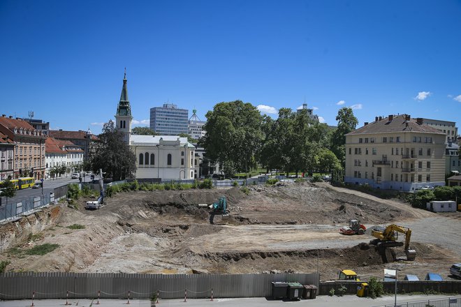 Na mestu nekdanjega Kolizeja bo zrastel prestižni kompleks &raquo;Palais &amp; Villa Schellenburg&laquo; z zgradbama, imenovanima Palais in Villa. Foto Jože Suhadolnik/Delo