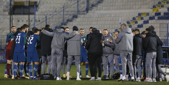 Slovenski nogometaši so bili v Atenah upravičeno zadovoljni po koncu ciklusa bojev v skupini lige narodov C3. FOTO: Alkis Konstantinidis/Reuters