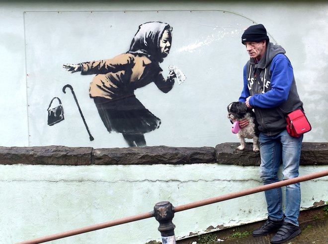 Aachoo!! (Apčih!!), zadnje delo pouličnega slikarja Banksyja v Bristolu<br />
Foto Rebecca Naden/Reuters