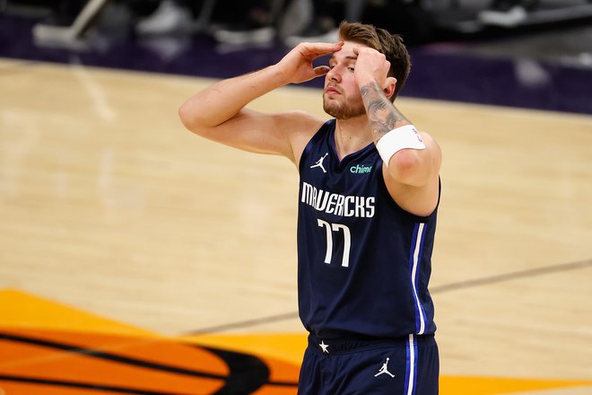 Luka Dončić je sezono v NBA začel v svojem slogu, toda z grenkim priokusom. Z 32 točkami je bil z naskom najboljši strelec Dallasa, ki pa je izgubil uvodno tekmo v Phoenixu. FOTO: Christian Petersen/AFP