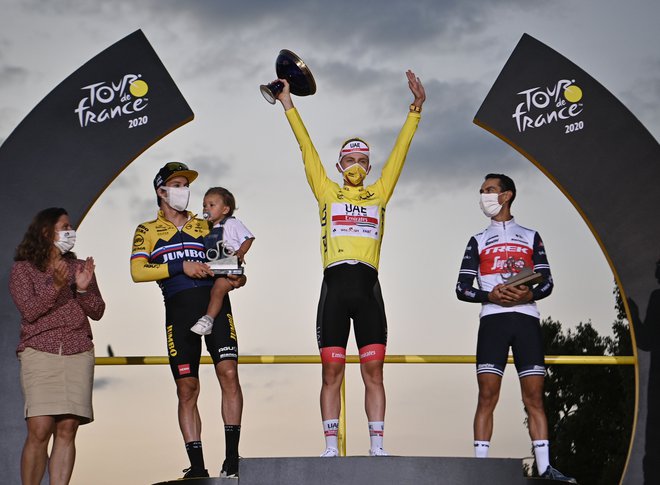 Slovensko kolesarstvo je z dvojnim zmagoslavjem na Tour de France Tadeja Pogačarja in Primoža Rolgiča (levo) doseglo enega od največjih športnih podvigov Slovenije v zgodovini. FOTO: Anne-Christine Poujoulat/AFP