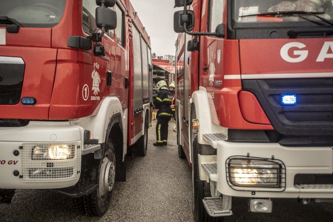 Požar je do 23.00 gasilo okoli 100 gasilcev iz GZ Postojna. FOTO:Voranc Vogel/Delo