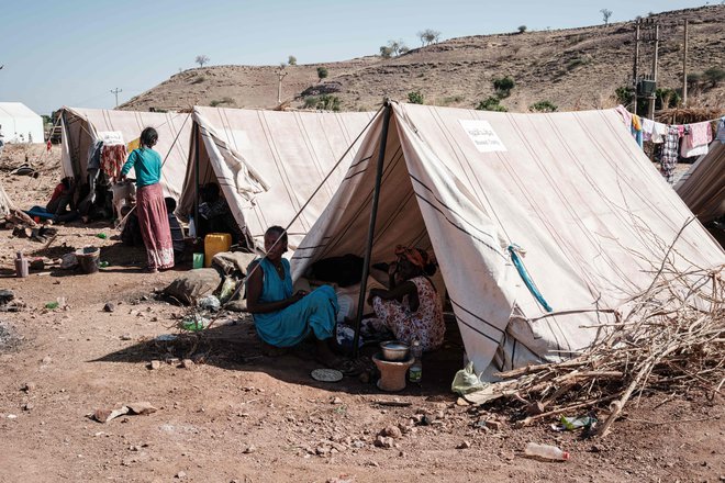 Več kot 50.000 beguncev je pobegnilo v begunska taborišča v Sudanu. FOTO: Yasuyoshi Chiba/AFP