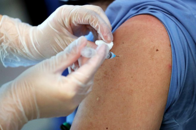 Na lokacije cepljenja po državi bodo cepiva pripeljali iz Ljubljane v nedeljo. FOTO: Ivan Alvarado/Reuters