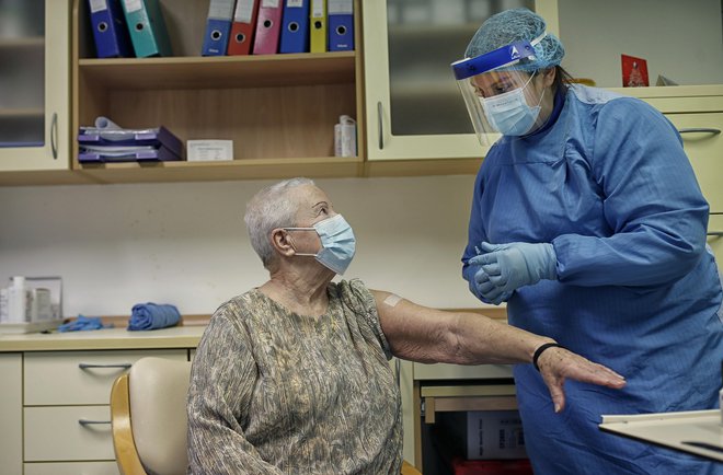 Cepljenje proti koronavirusu v Domu starejših občanov Fužine. FOTO: Blaž Samec/Delo