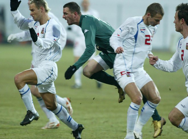 Jiři Jarošik (levo, za njim Sebastjan Cimerotič) je branil barve češke reprezentance na gostovanju v Celju, februarja 2005. FOTO: Matej Družnik/Delo