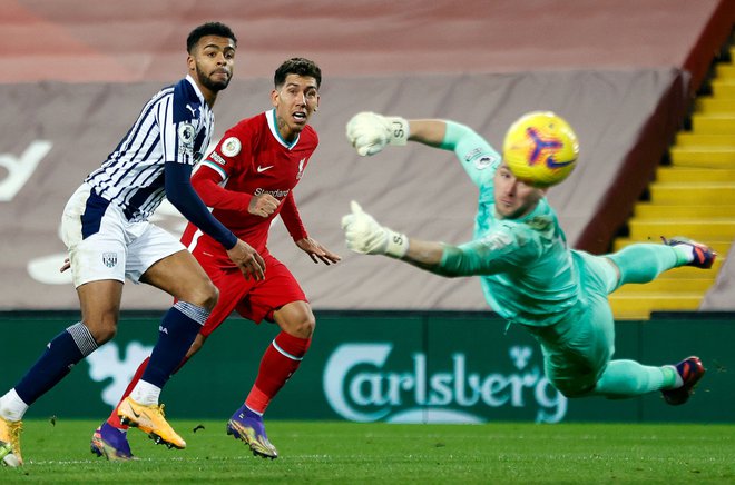 Roberto Firmino (v rdečem) je zapravil eno najlepših priložnosti za zmago Liverpoola. FOTO: Clive Brunskill/AFP