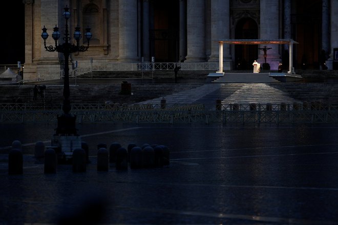 Papeža Frančiška na praznem trgu sv. Petra na veliki petek, 10. aprila 2020, je časnik New York Times uvrstil v izbor podob, ki so najbolj zaznamovale letošnje leto. Na fotografiji med posebnim blagoslovom &raquo;mestu in svetu&laquo; proti koronavirusu štirinajst dni prej. FOTO: Guglielmo Mangiapane/ Reuters