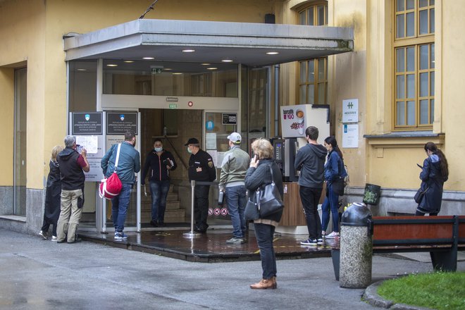 Upravna enota Ljubljana, ki se nahaja v nekdanji tobačni tovarni, je imela od svoje selitve na to lokacijo tudi parkirišče, ki ga uporabniki potrebujejo. Foto Voranc Vogel/Delo