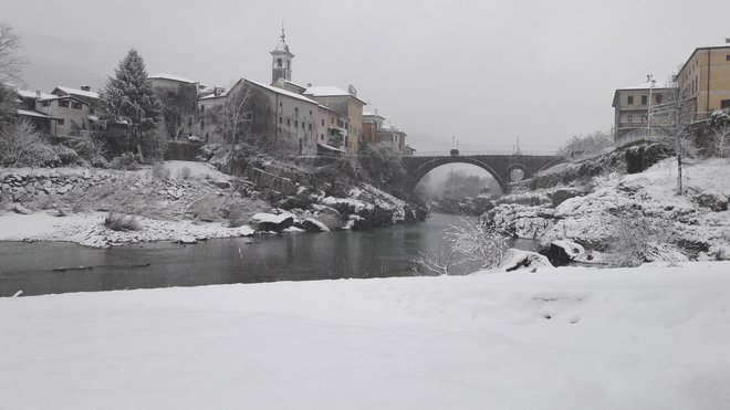 Snežne padavine so se nad zahodno in osrednjo Slovenijo začele pojavljati že zgodaj zjutraj. Na fotografiji Kanal ob Soči. FOTO: B. H.