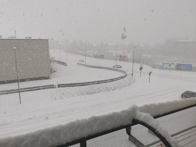 Na Gorenjskem močno sneži. Na fotografiji Kranj. Foto Š. J.