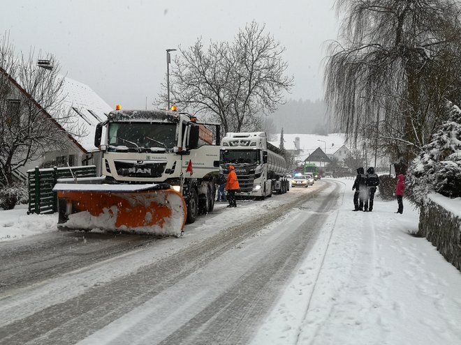 Velike Lašče danes ob 14.40. Snega je le nekaj cm, a je moker in na cestišču zglajen, zato je manjši zastoj povrzočil tovornjak, ki je obtičal. FOTO: G. P.