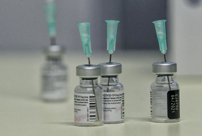 Podatkov o morebitnih stranksih učinkih cepiva še ni. FOTO: Blaž Samec/Delo